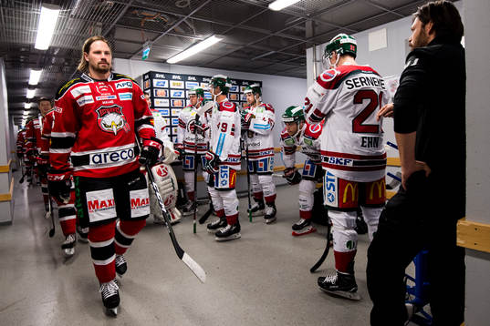 Malmö Redhawks Stefan Warg passerar Frölundas spelare med