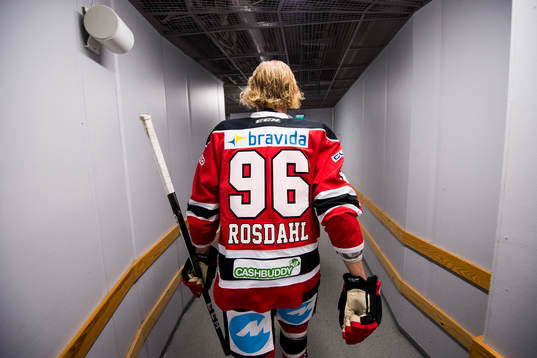 Malmö Redhawks Kim Rosdahl på väg för att göra entré