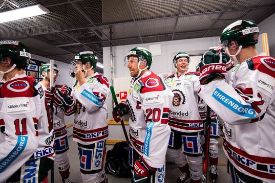 Frölundas spelare med Joel Lundqvist (m) väntar på att