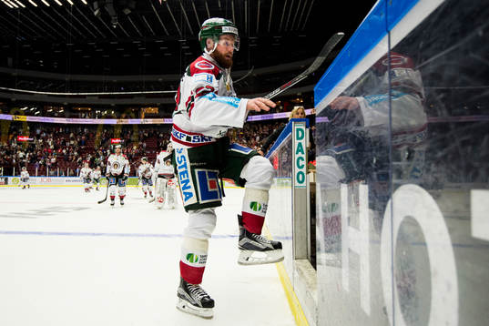 Frölundas Robin Figren lämnar isen