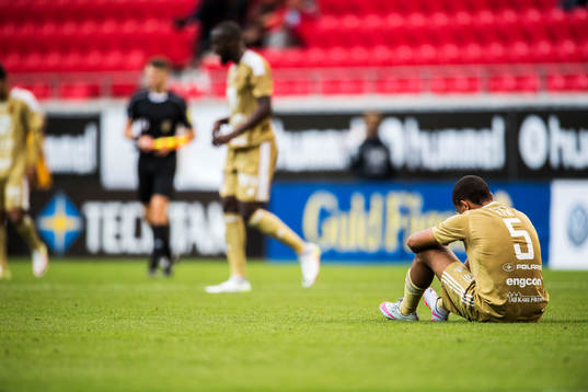 Östersundsspelarna med bl a Walid Atta deppar