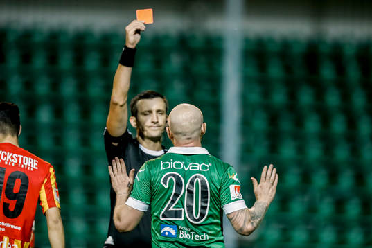 Ljungskiles Ken Fagerberg får rött kort av domare Nermin