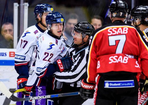 Linköpings Vilmos Gallo i diskussion med Luleås Jan
