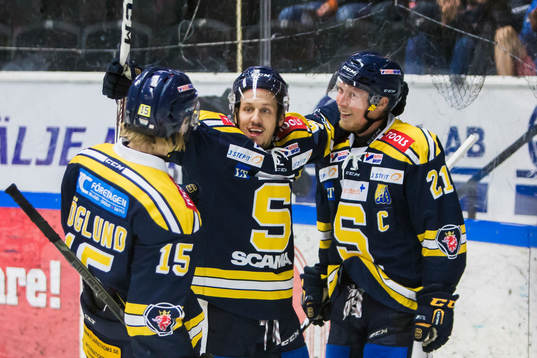 Södertäljes Johan Skinnars jublar med Jonas Westerling