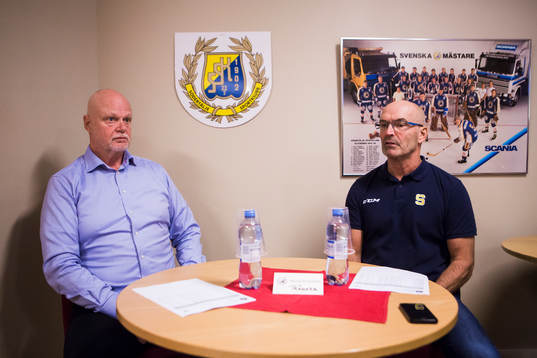 s tränare Roger Melin (v) och Södertäljes tränare Mats