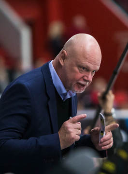 s tränare Roger Melin gestikulerar