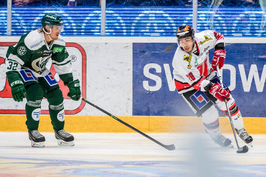 Färjestads Magnus Nygren och Örebros Greg Squires