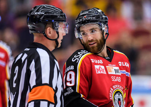 Luleås Jacob Lagacé pratar med domare Daniel Winge