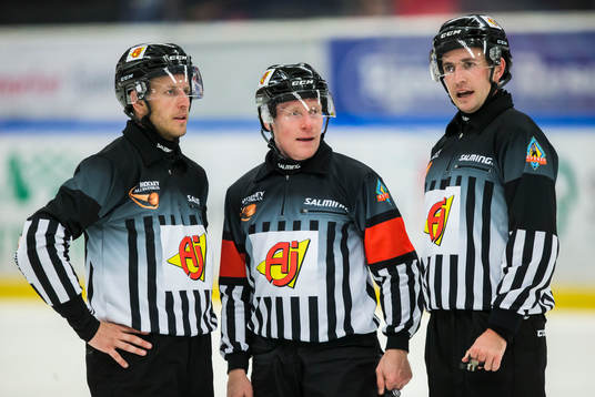 Domare Peter Lyth (m) med linjeman Rickard Nilsson och