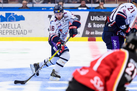 Linköpings Niclas Bergfors med pucken