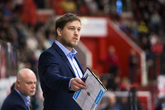 s assisterande tränare Patrik Klüft med taktiktavla
