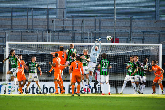 GAIS målvakt Tommi Vaiho boxar bollen