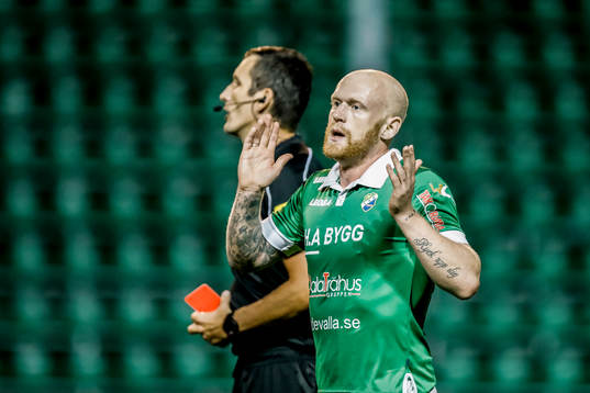 Ljungskiles Ken Fagerberg får rött kort av domare Nermin
