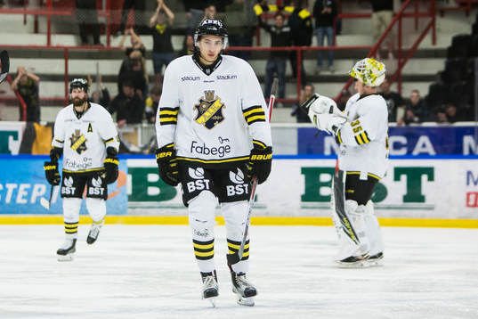 s Nicklas Sjölund med lagkamrater deppar