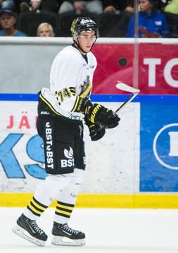 s Joakim Thelin i aktion innan ishockeymatchen i