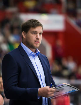 s assisterande tränare Patrik Klüft med en taktiktavla