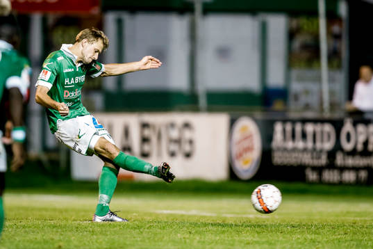 Ljungskiles Jakob Olsson skjuter in 1-2 på straff