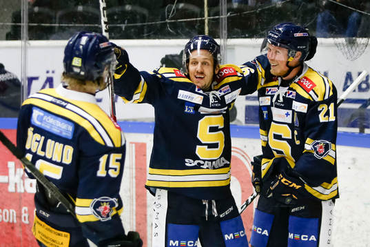 Södertäljes Sebastian Höglund , Johan Skinnars och Jonas