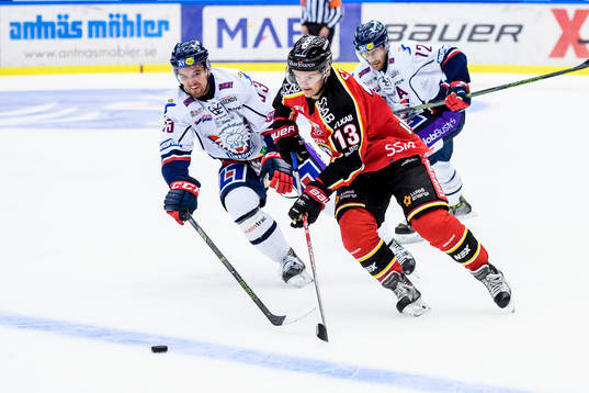 Luleås Julius Junttila jagas av Linköpings Eddie Larsson