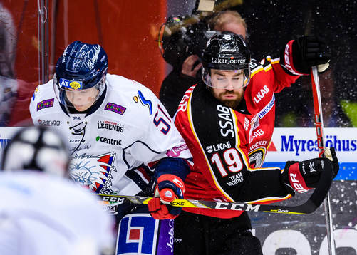 Luleås Jacob Lagacé tacklar Linköpings Kristian Näkyvä
