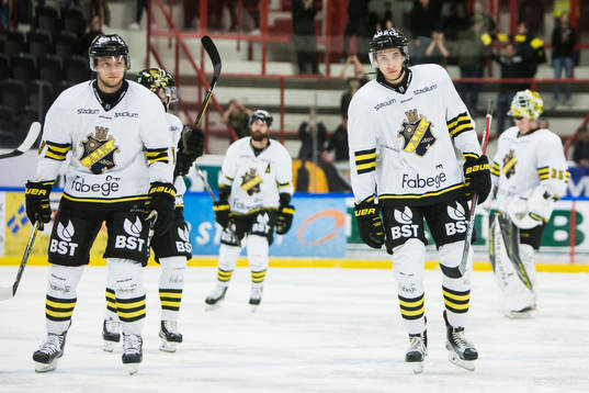 s Andreas Hjelm och Nicklas Sjölund deppar med lagkamrater