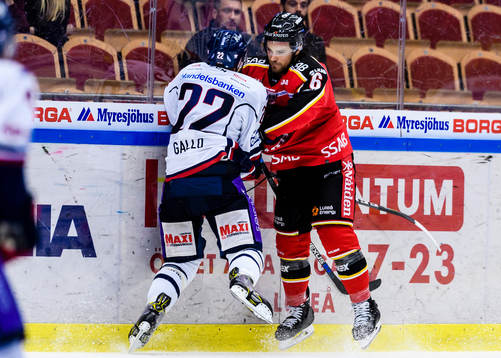 Luleås Craig Schira tacklar Linköpings Vilmos Gallo