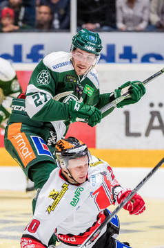 Färjestads John Persson och Örebros Marcus Weinstock