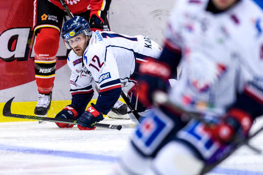 Linköpings Sebastian Karlsson ligger på isen
