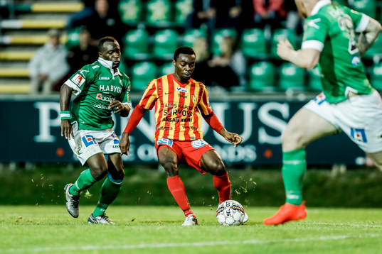 Syrianskas Success Nwosu före Ljungskiles Ahmed Suleiman