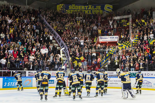 Södertäljes spelare jublar med Södertäljes supportrar