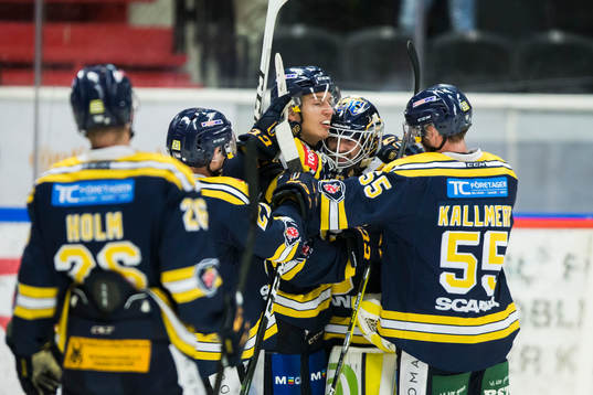 Södertäljes målvakt Alexander Sahlin omfamnas av