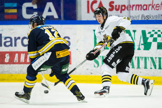 s Jesper Frödén i kamp om pucken Södertäljes Henrik