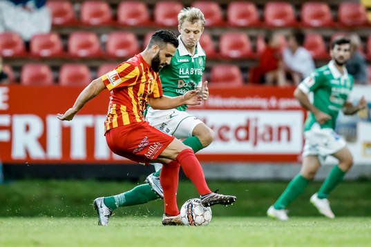 Syrianskas Anmar Al Mubaraki  före Ljungskiles Jakob Olsson