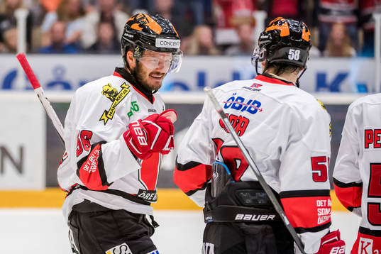 Örebros Johan Wiklander jublar