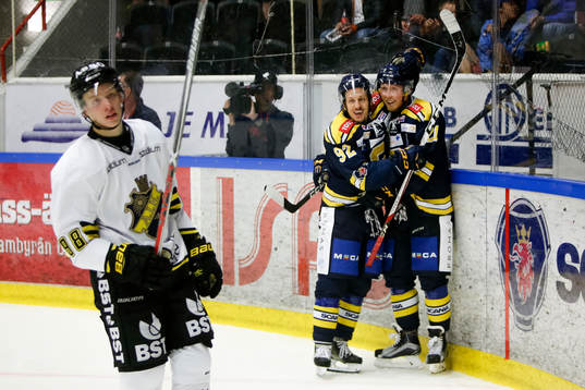 Södertäljes Johan Skinnars och Jonas Westerling jublar