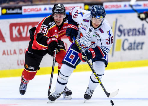 Linköpings Niklas Fogström jagas av Luleås Christopher