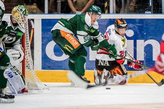 Färjestads Sebastian Erixon och Örebros Greg Squires