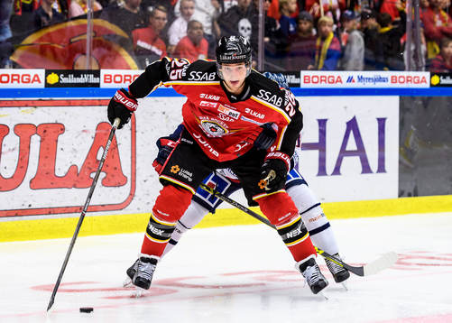 Luleås Anton Hedman med pucken