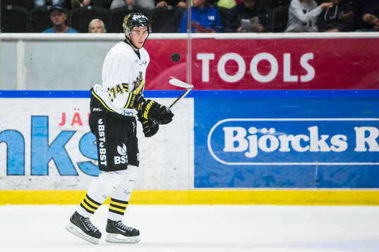 s Joakim Thelin i aktion innan ishockeymatchen i