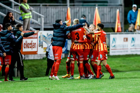 Syrianskas Success Nwosu har gjort 0-2 och jublar med