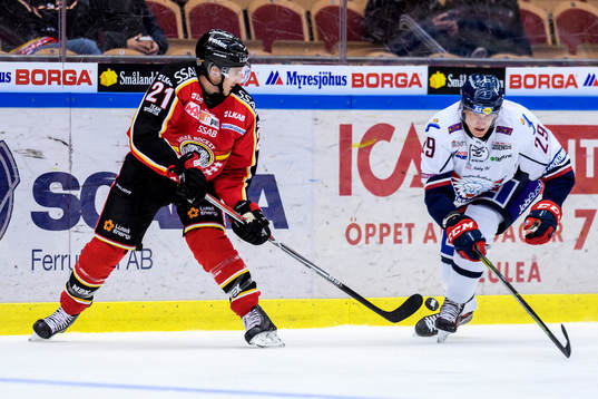 Luleås Bill Sweatt och Linköpings Gabriel Carlsson