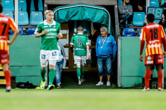 Ljungskiles Tim Nilsen blir utbytt och går ut i