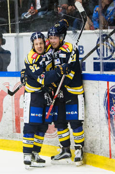 Södertäljes Johan Skinnars och Jonas Westerling jublar