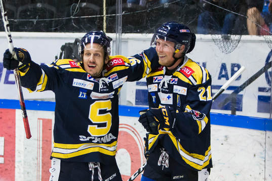 Södertäljes Jonas Westerling (v) jublar med Johan Skinnars