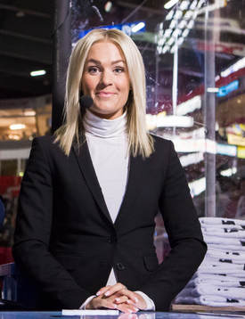 Cmore programledare Ida Björnstad innan ishockeymatchen i