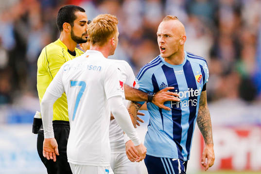 Domaren Mohammed Al-Hakim försöker lugna ner Malmö FFs