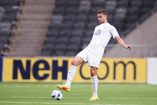 Malmö FFs Kari Arnason med bollen