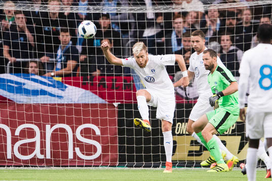 Malmö FFs Rasmus Bengtsson räddar ett skott från att gå