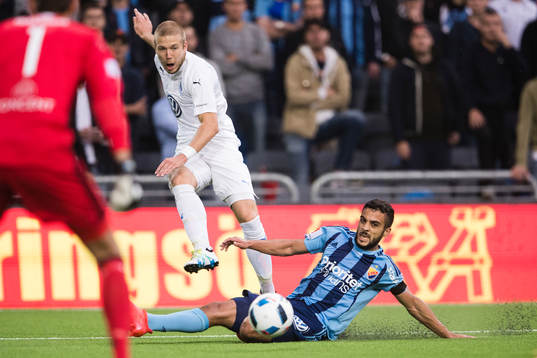 Malmö FFs Anton Tinnerholm med ett inlägg förbi