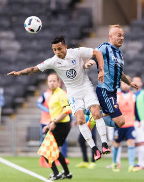 Malmö FFs Yoshimar Yotún i en nickduell med Djurgårdens